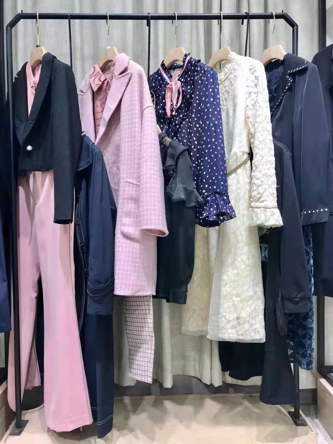 深圳原创设计师品牌珞娜秋品牌折扣女装尾货批发市场