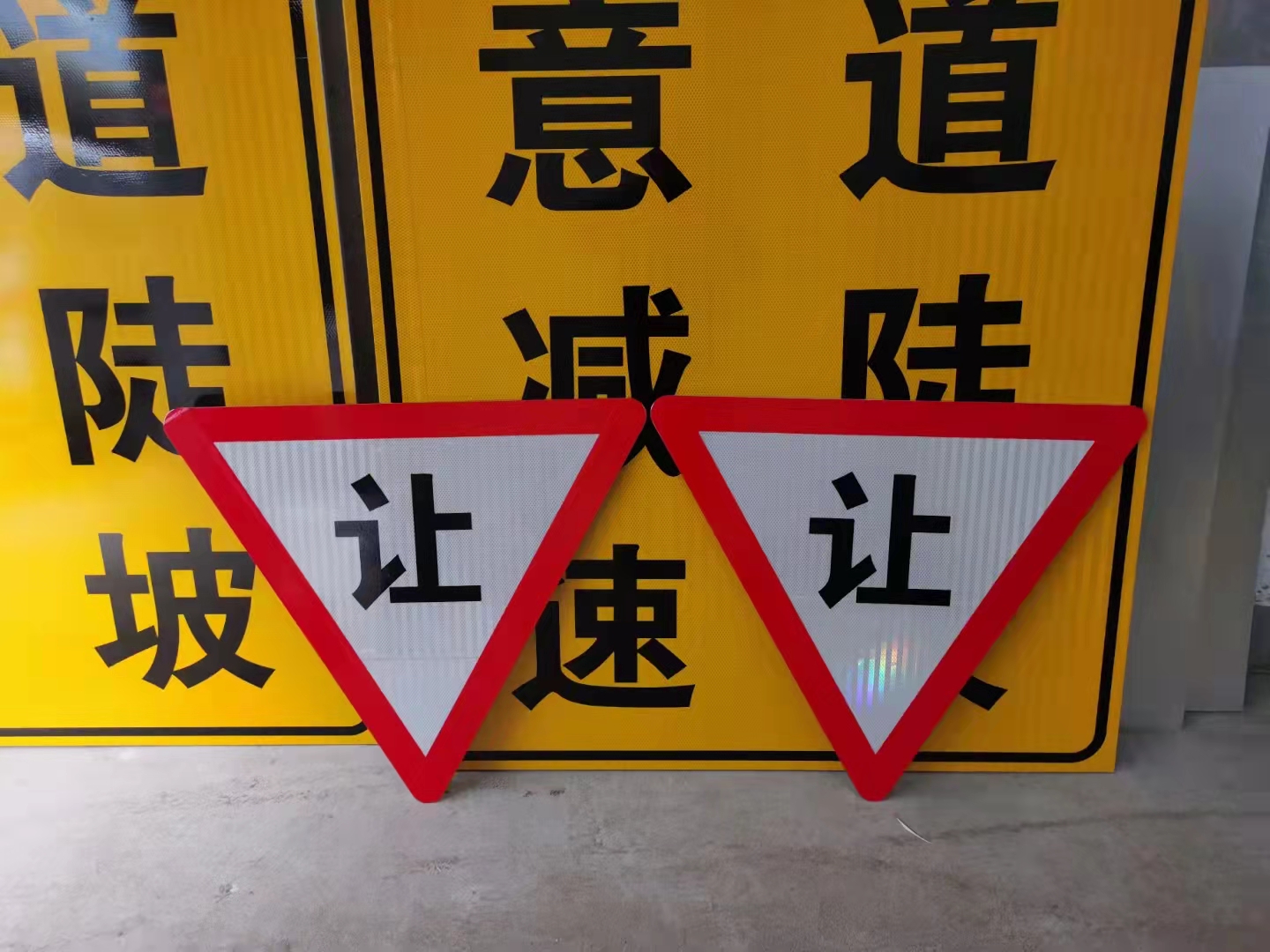 河南学校路口标识牌厂家 郑州学校路口减速慢行标牌生产 路标牌制作 学校路口标志牌