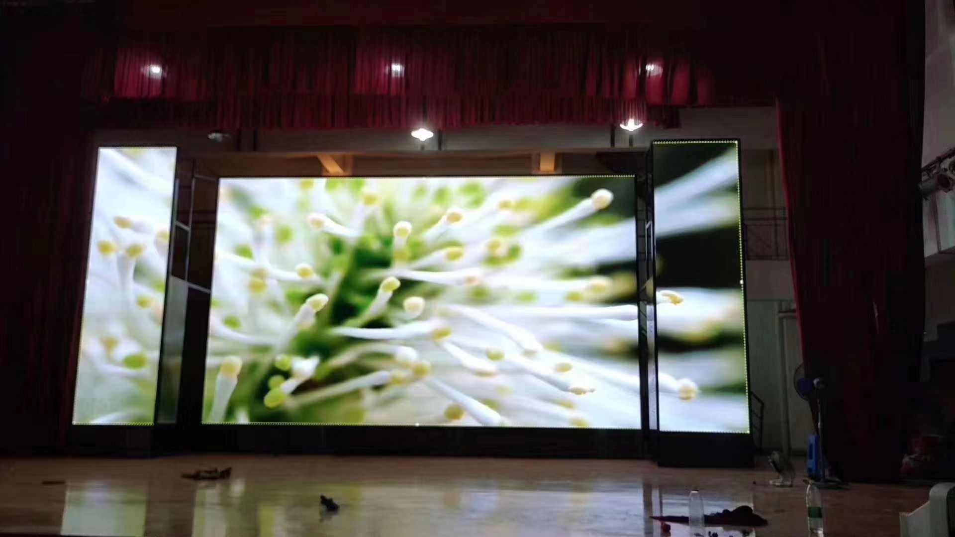 厦门LED显示屏展示宣传大屏幕应用于单位会议商场广告图片