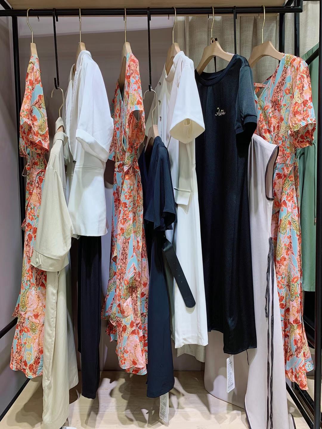 晏莎国际22夏装上海高 端商场专柜同步折扣女装下柜尾货走份