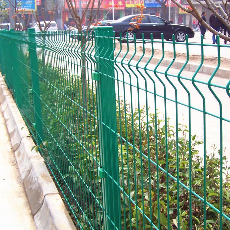 供应双边丝护栏网 公路隔离栅栏 景区围栏网图片