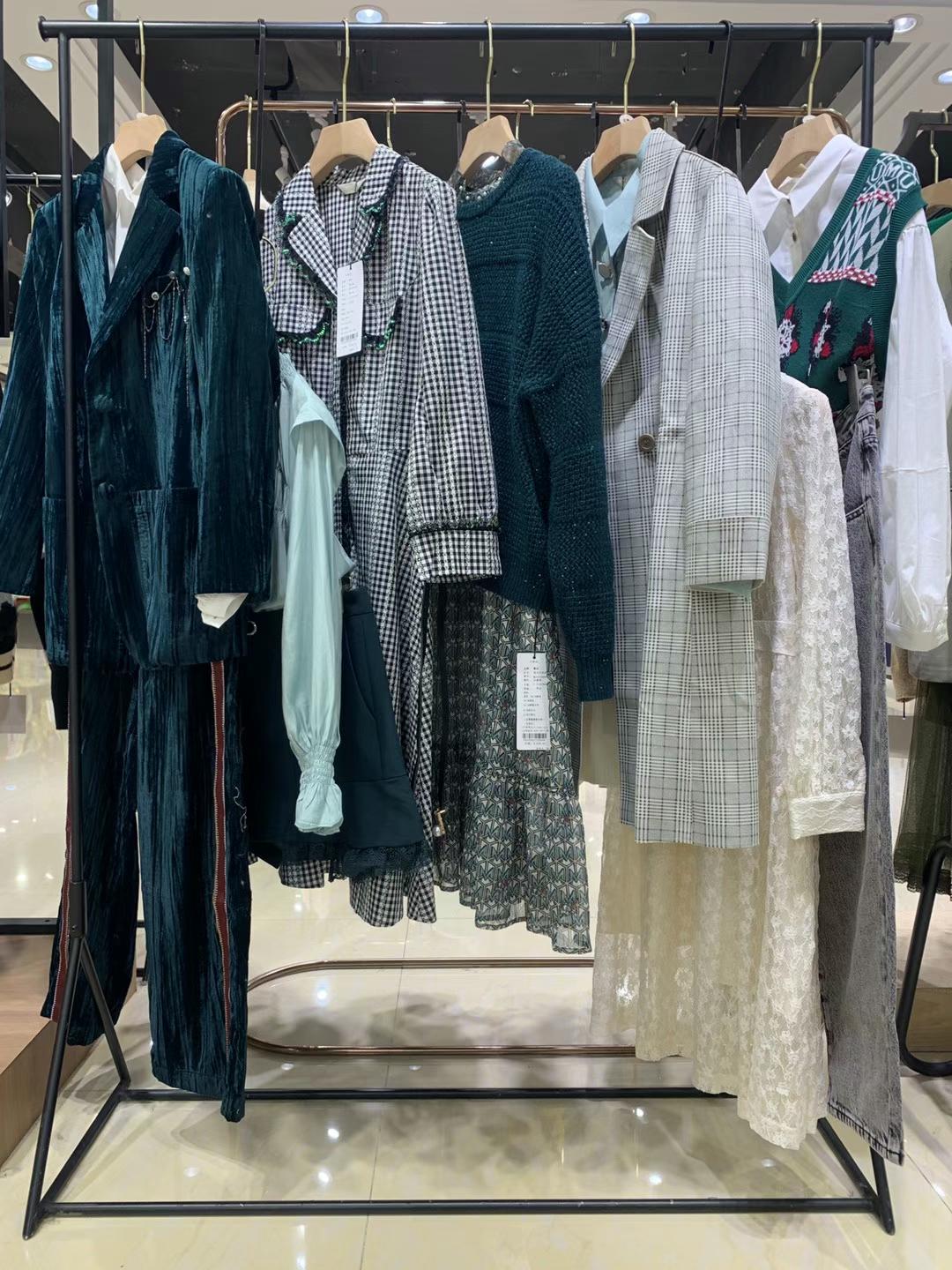 【慕拉】22秋香港知 名品牌女装专柜同步折扣批发一手货源