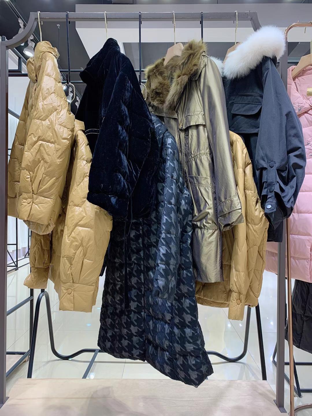 【恺诗依】21冬法国女装品牌高 品质羽绒服折扣女装三标齐全走份批发