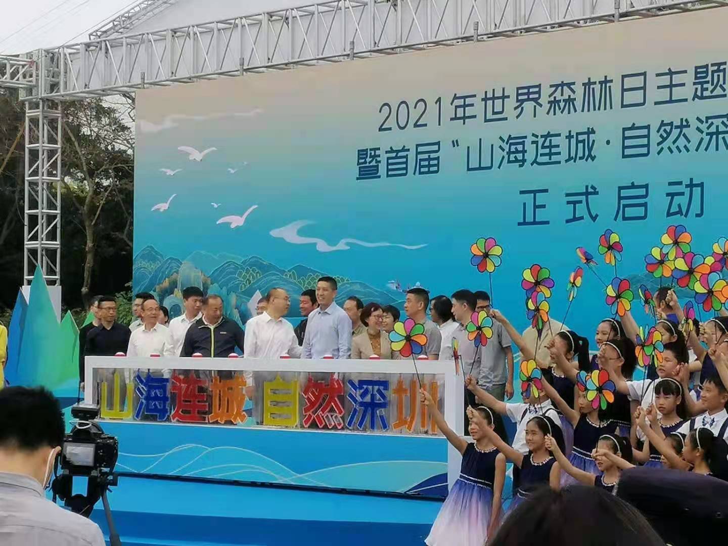 深圳启动推杆画轴仪式鎏金沙台庆典亚克力注水台娱乐泡沫机