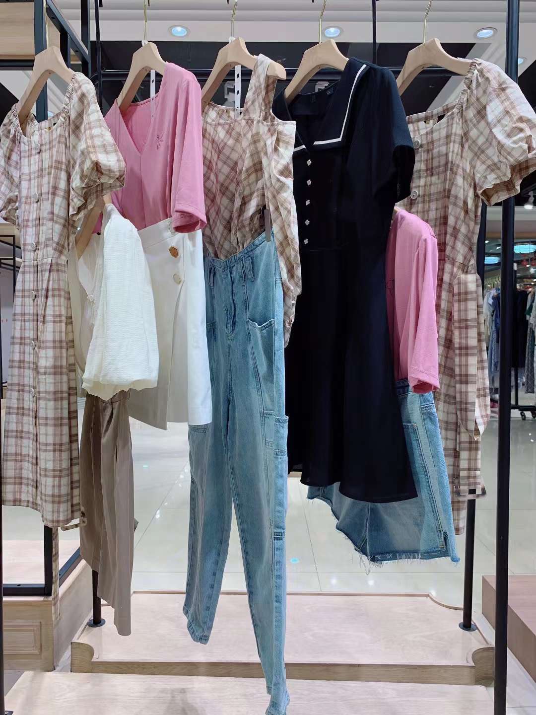 热门品牌高端时尚品牌迪卡轩 2022夏女装折扣尾货批发市场