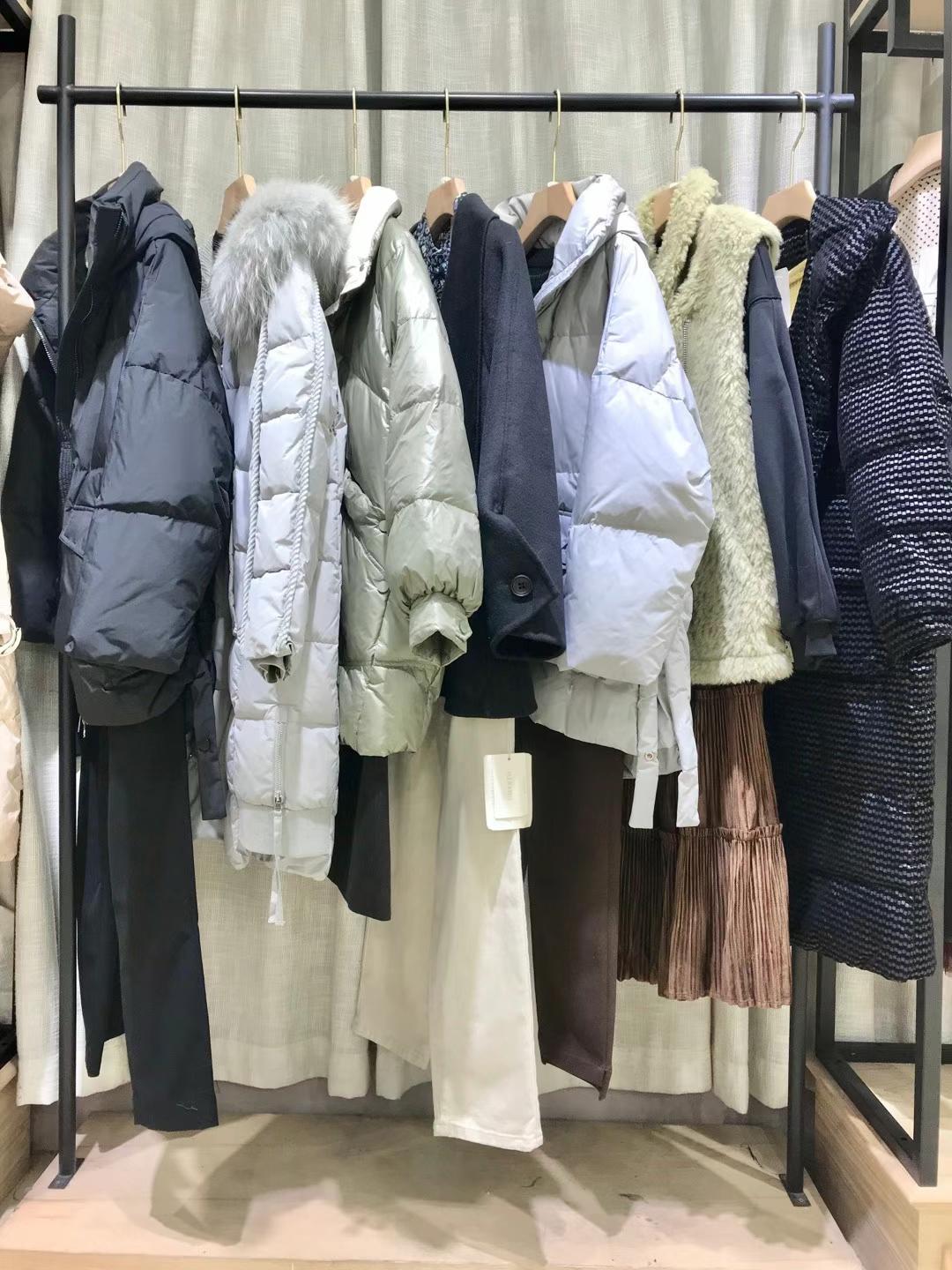 熠净2021冬上海高 端品牌女装专柜同步折扣批发一手货源