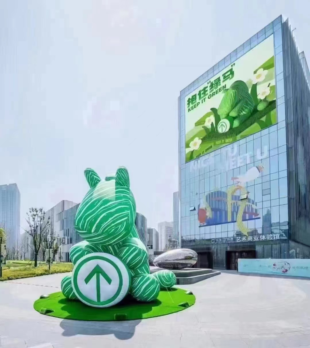 新款创意抗疫IP吉祥物抱住绿马充气绿码气模商场户外卡通美陈装饰图片