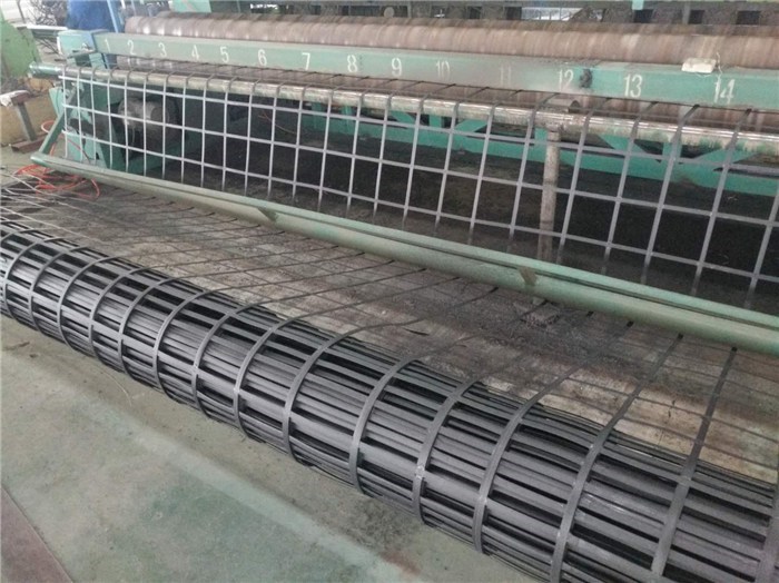 双向土工格栅生产厂家供应玻纤塑料焊接钢塑土工格栅20-300KN齐全