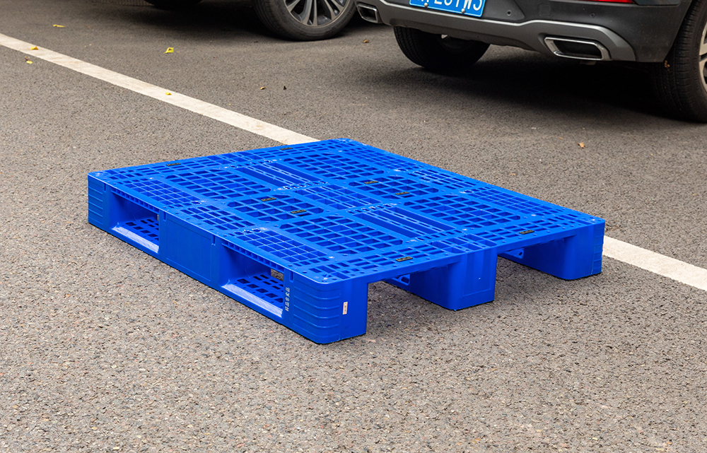 厂家发货1.3米*1.1米塑料栈板- 1311川字网格塑料托盘
