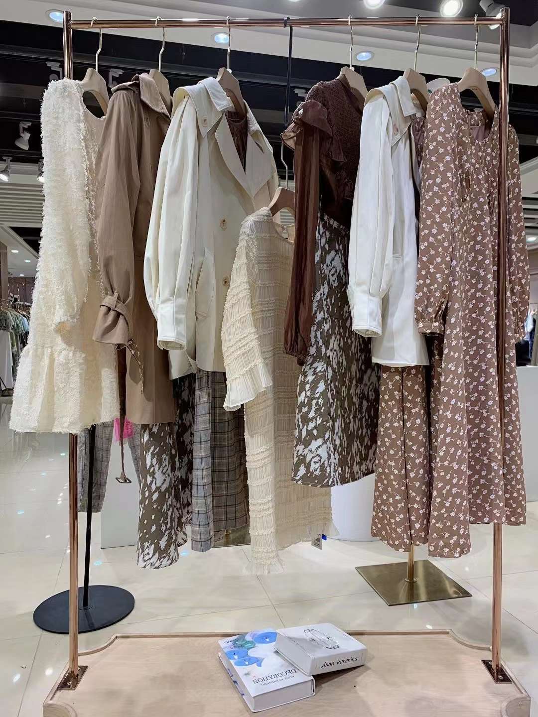时尚潮流品牌宝贝玛丽 2022春品牌女装折扣一手货源发供应商