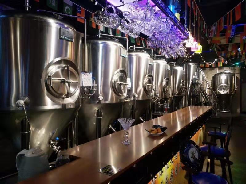 成都酒吧小型精酿啤酒设备中小型啤酒厂酿酒设备图片