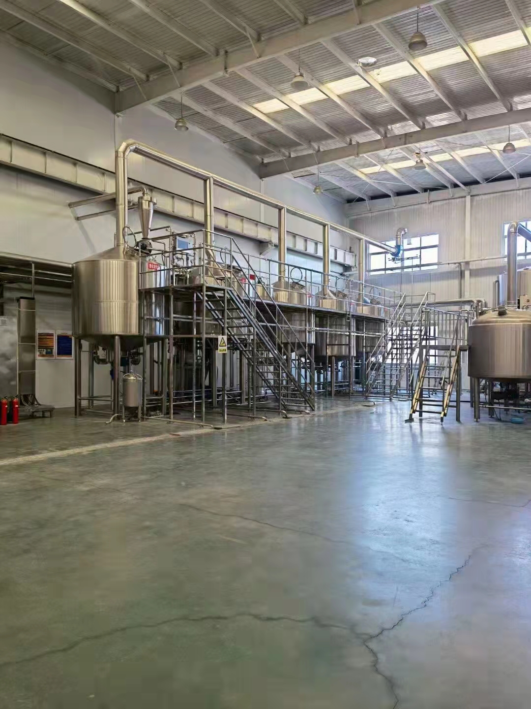 贵州酿酒设备厂家制造大型精酿酒厂酿造设备图片