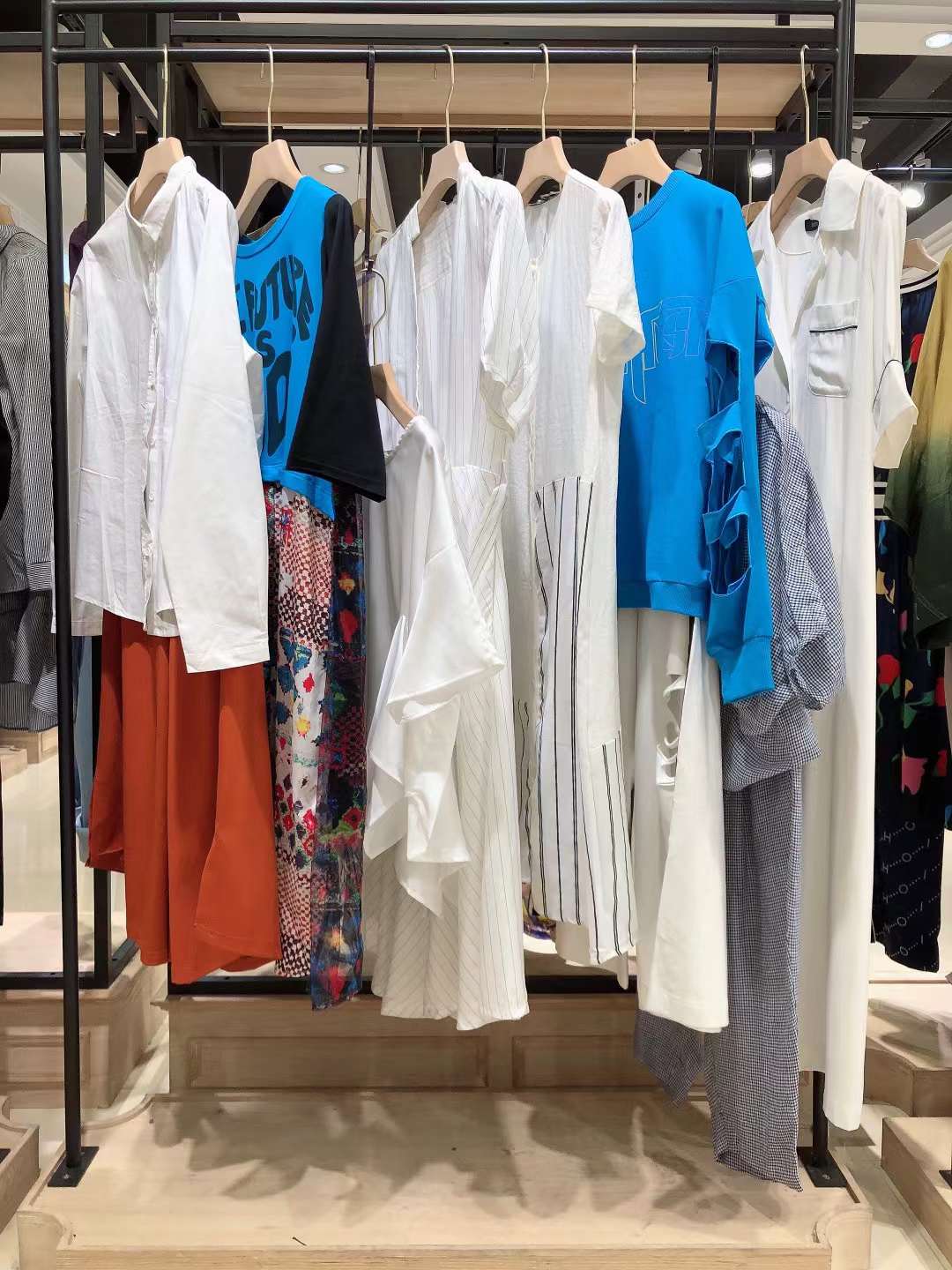 欧美风女装巴丽景&娅尼蒂凘22香港中高 端品牌折扣女装批发货源哪里便宜