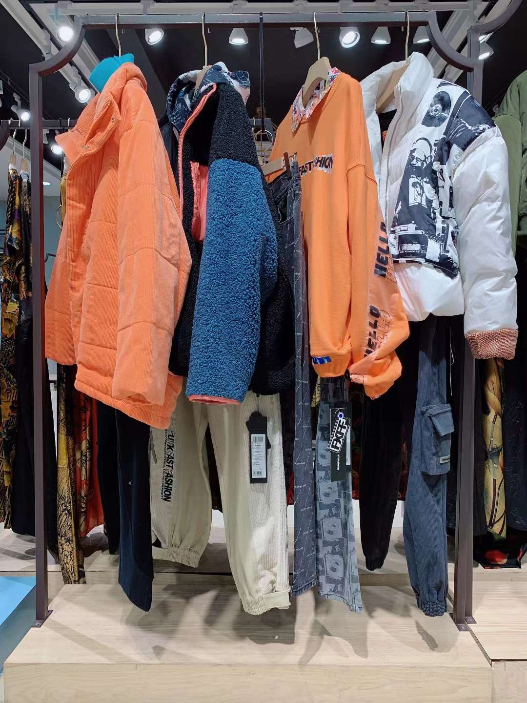 新一代街头潮流设计品牌法克2022秋冬季女装货源批发 布梵女装品牌折扣批发