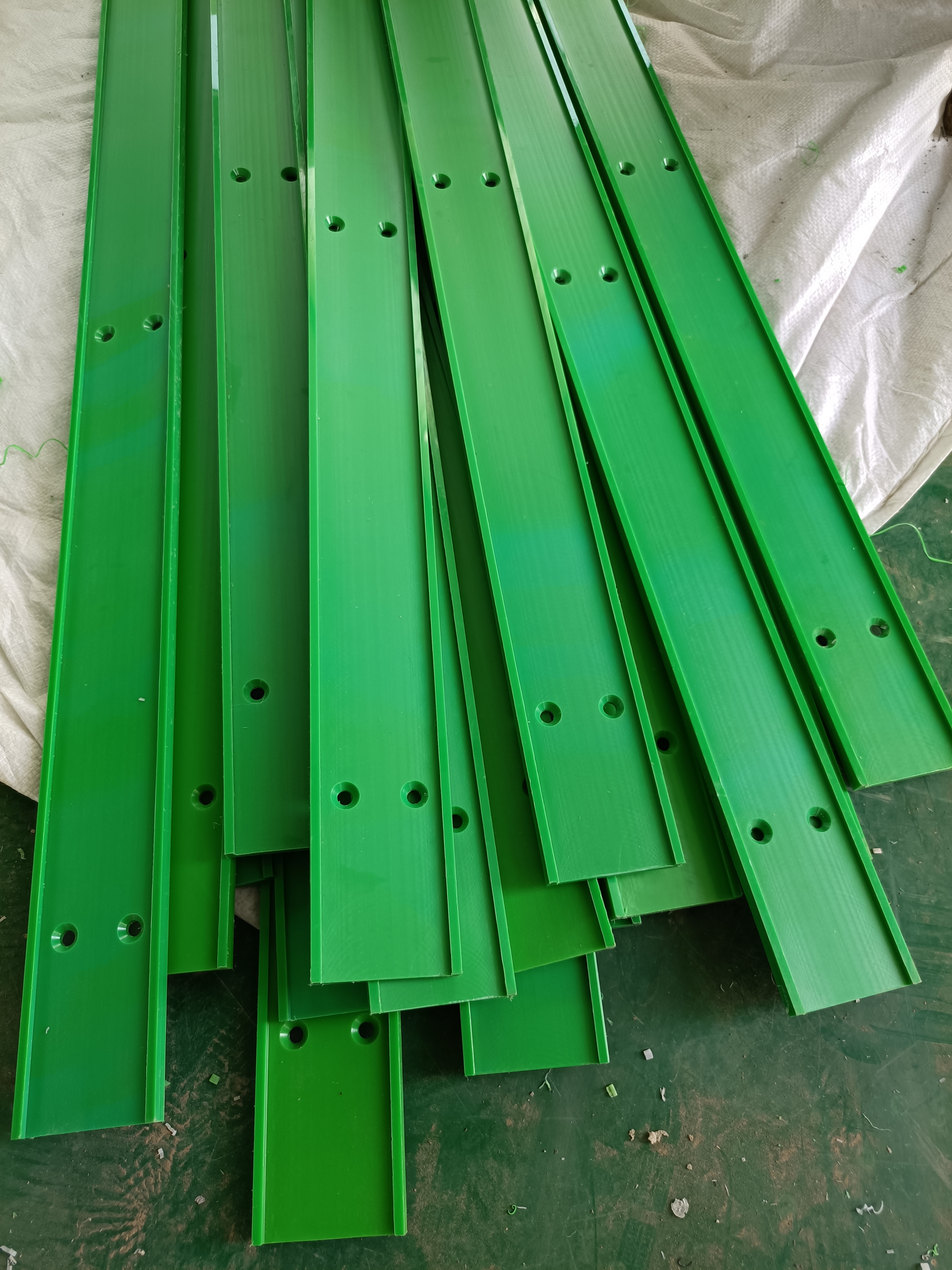 PE高分子塑料链条导轨滑道绿色upe条聚乙烯垫条耐磨条尼龙条