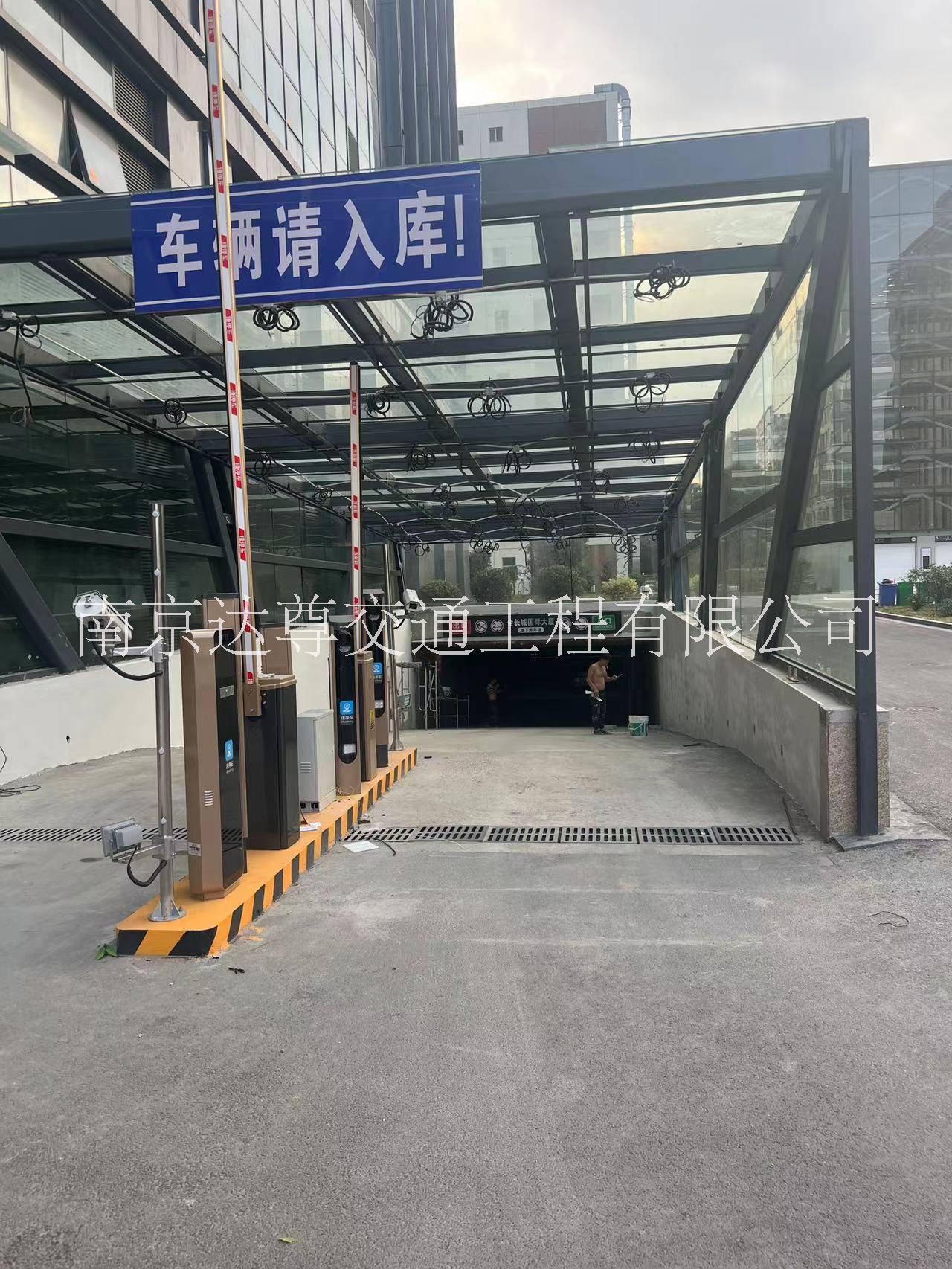 南京地下车库停车场设施-道路划线  南京达尊交通图片