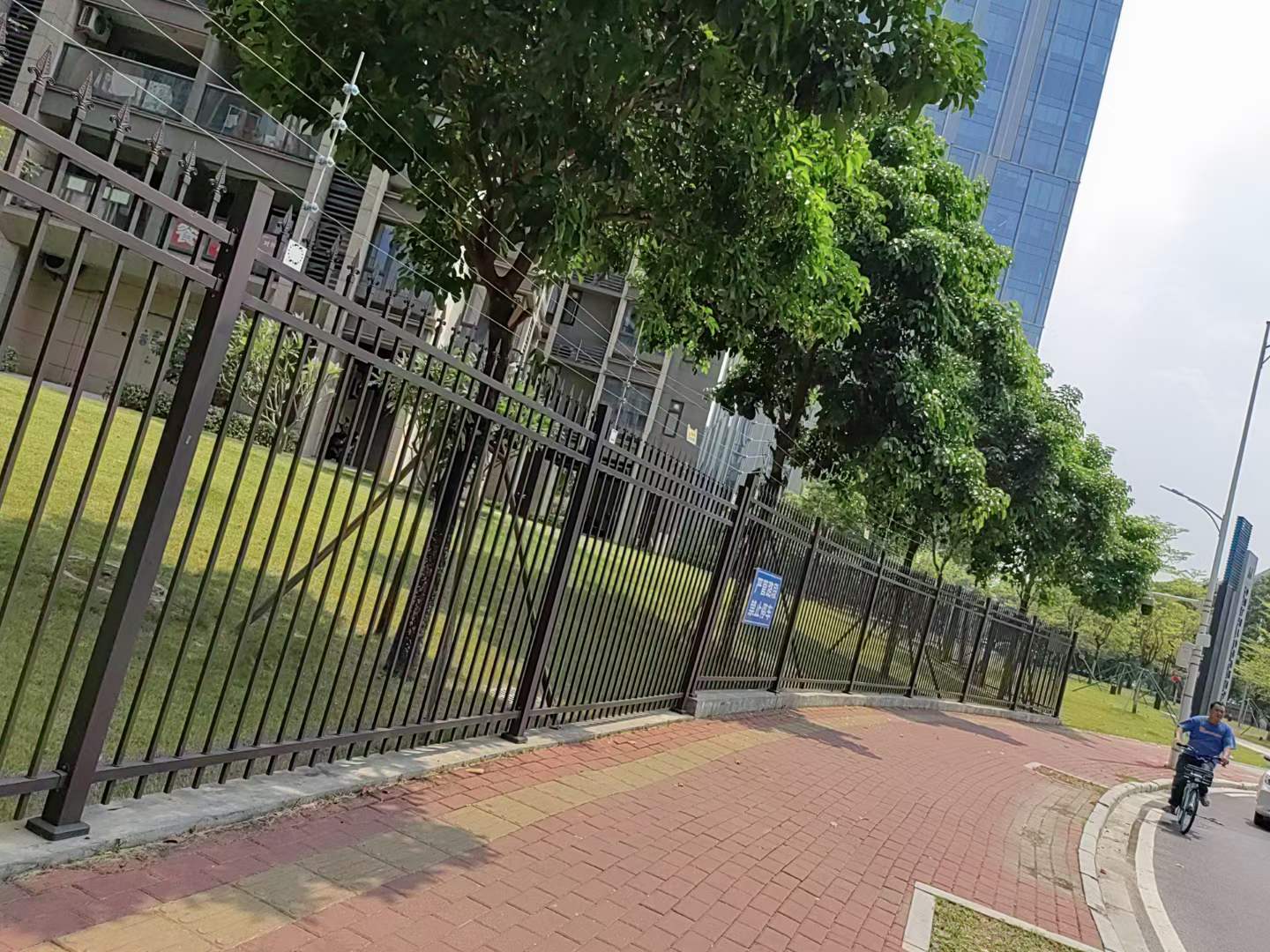 广州市南沙工厂围栏锌钢围墙护栏镀锌管焊接栏杆可定制款式图片