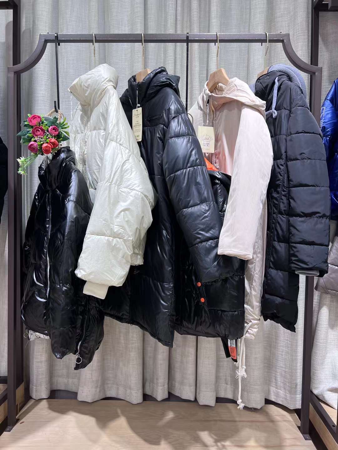 【百依百顺】2022冬时尚棉服系列一手厂家货源折扣女装品牌尾货供应批发