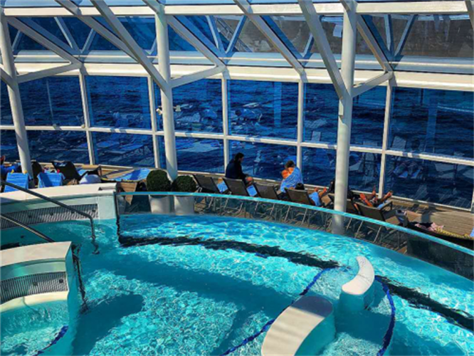 各种形状透明亚克力泳池设计价格， 空中透明游泳池工程施工