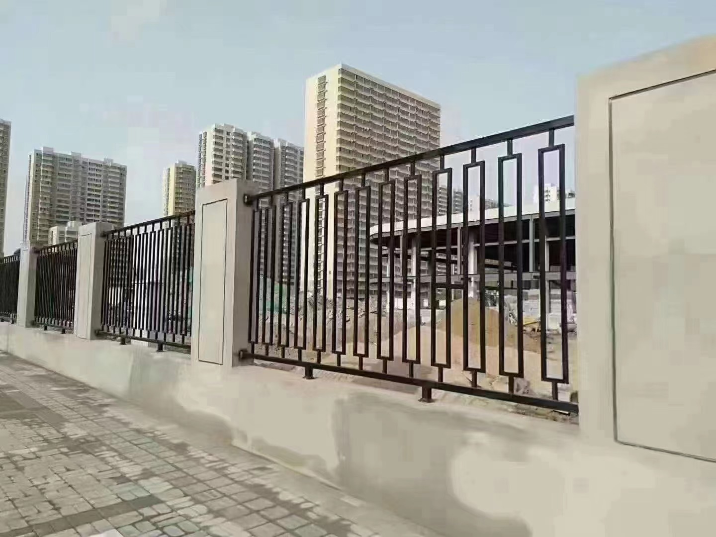 广东珠海市工厂围墙护栏锌钢铁艺护栏小区护栏河道防护栏杆款式