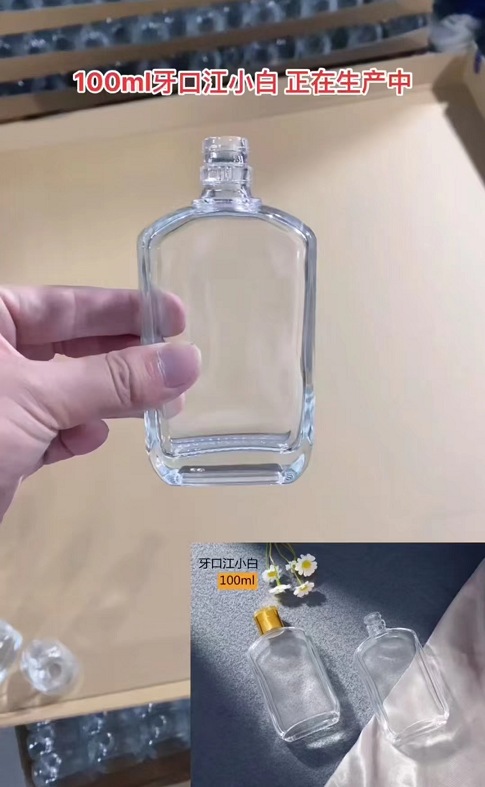 现货100ml秋扁方瓶 长期供应透明玻璃酒瓶厂家-有现货可咨询-一呼百应