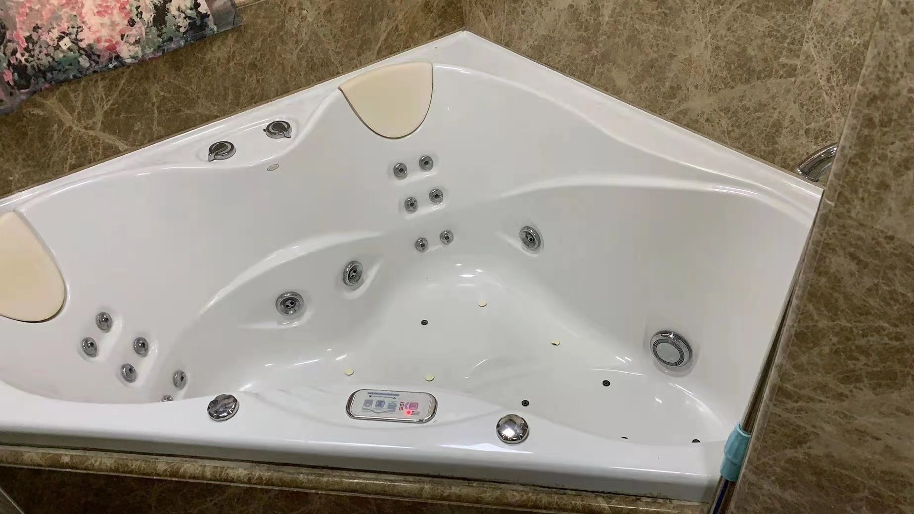 卡德维浴缸漏水维修  上海浴缸龙头漏水维修、浴缸修理图片
