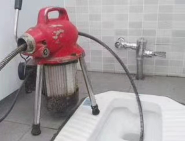 广州市番禺区清理化粪池公司电话 疏通下水道电话 疏通厕所图片