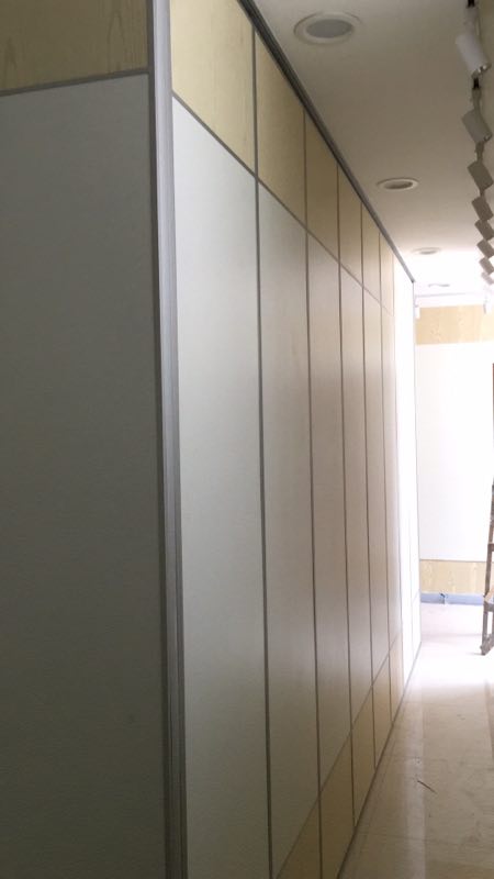 办公室吊轨折叠门屏风深圳赛勒尔68型隔断有限公司