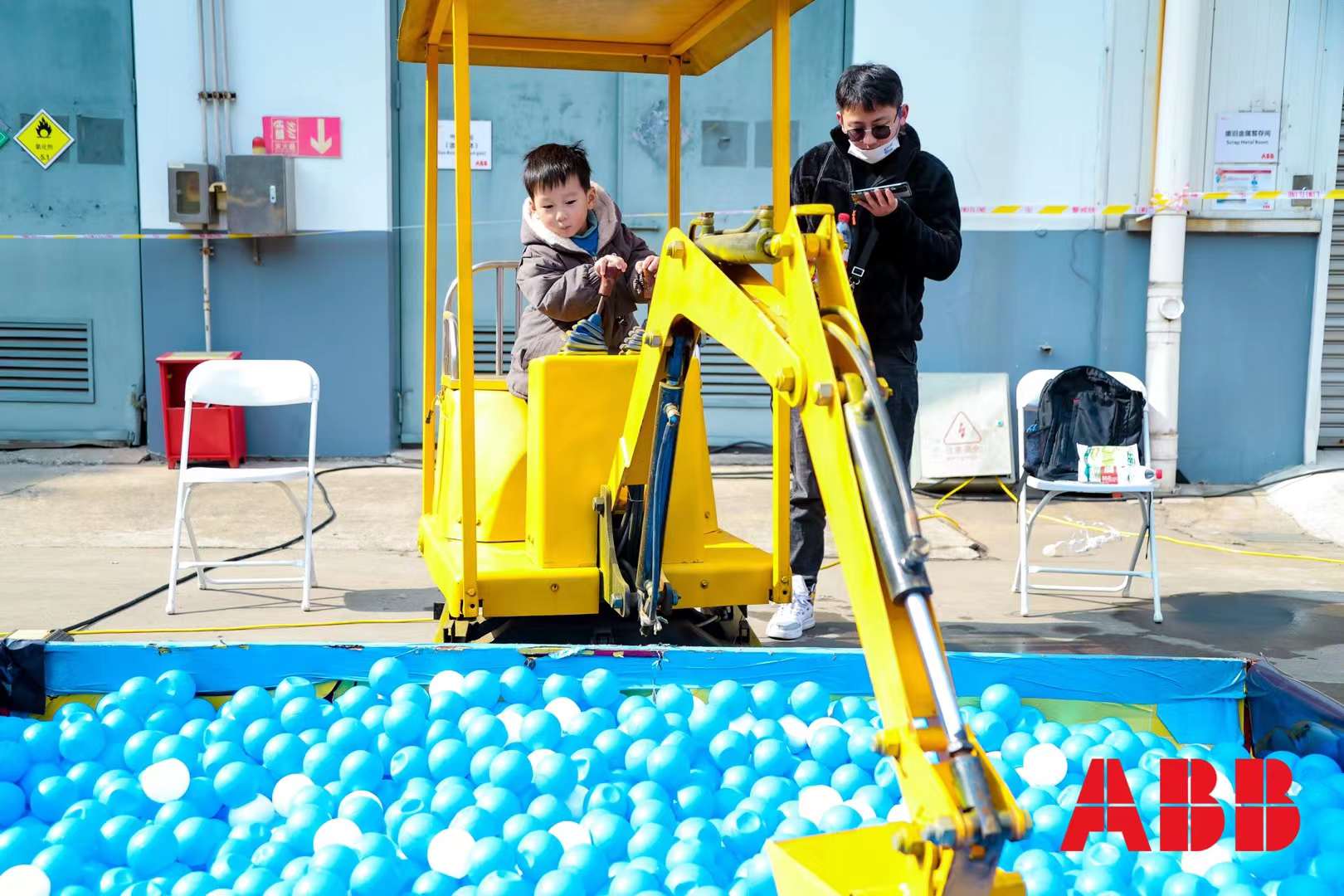 上海儿童游艺设备挖掘机挖土机出租租赁