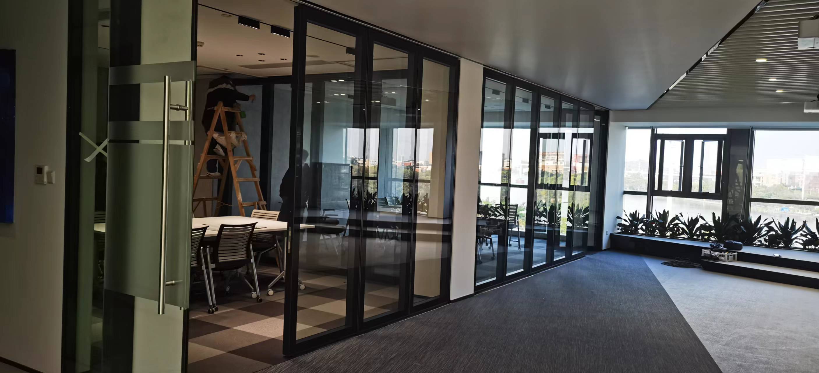会议室68型折叠玻璃隔断阁瑞活动隔断趟门设计厂家图片