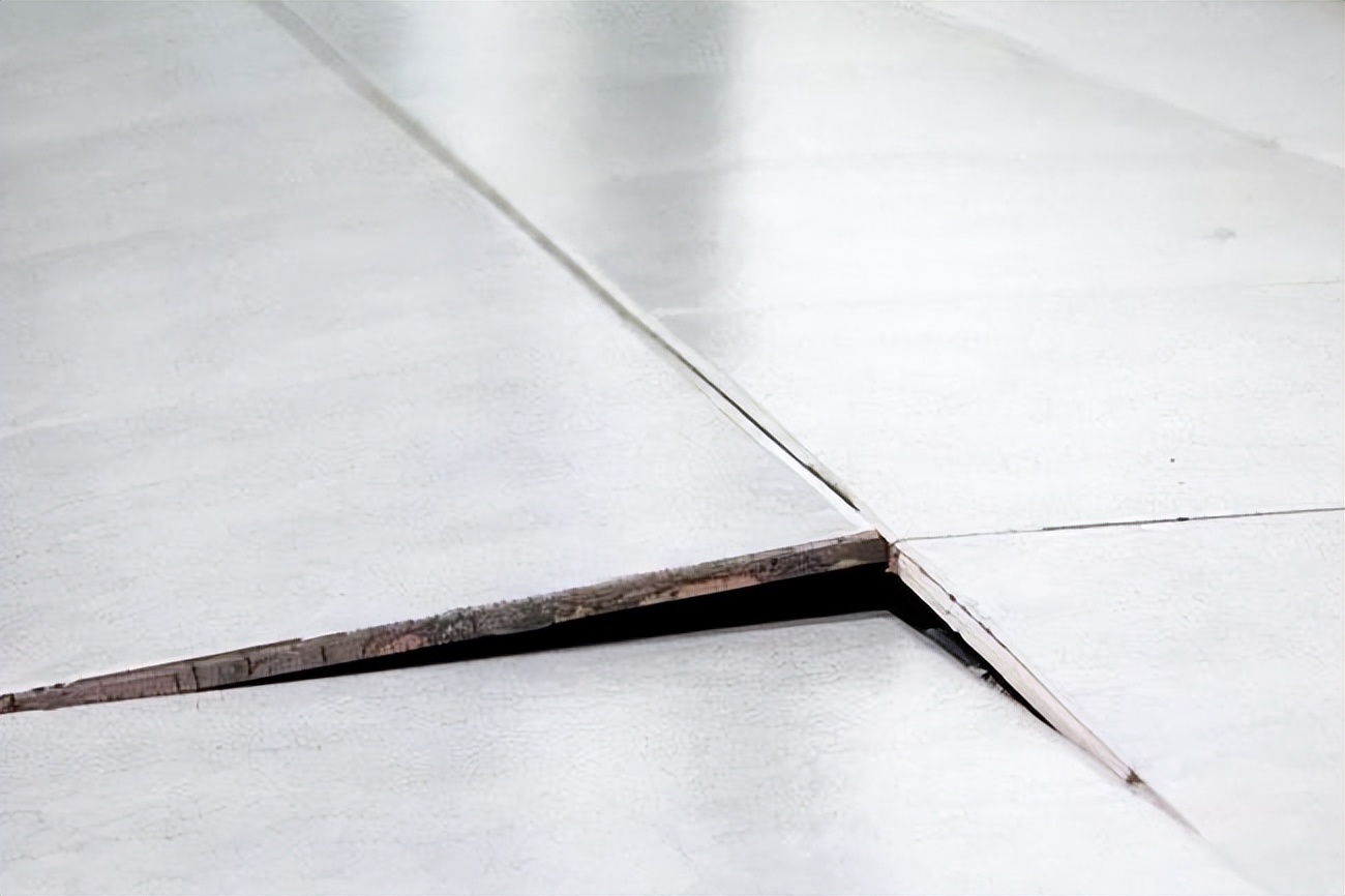 三亚地板砖空鼓维修更换、专业贴地板砖师傅、更换地板砖价格