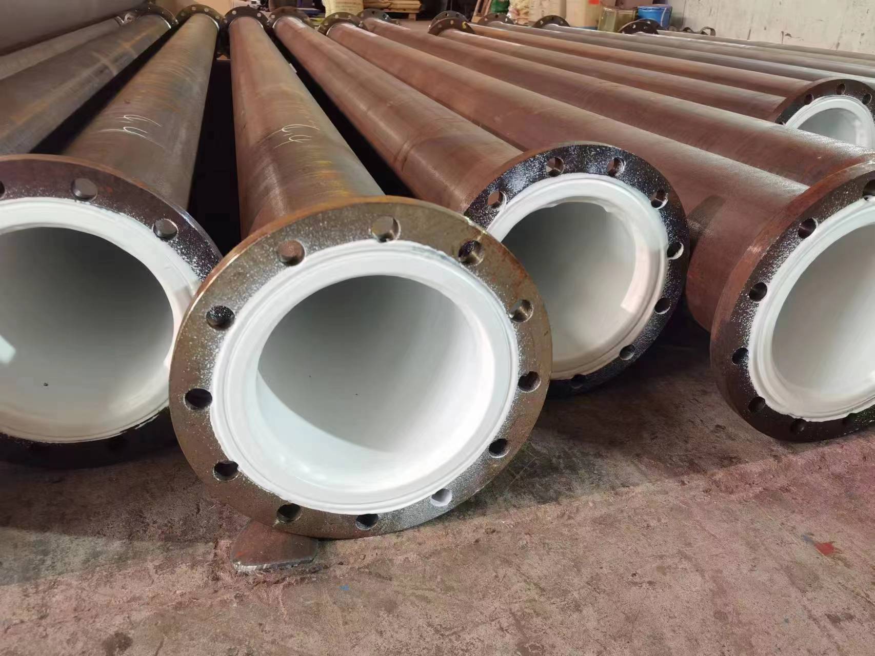 内衬塑钢管（铭塑钢管厂-DN200）内衬塑钢管卫生性好，可输送净水或输送热水（温度85°）使用寿命长。