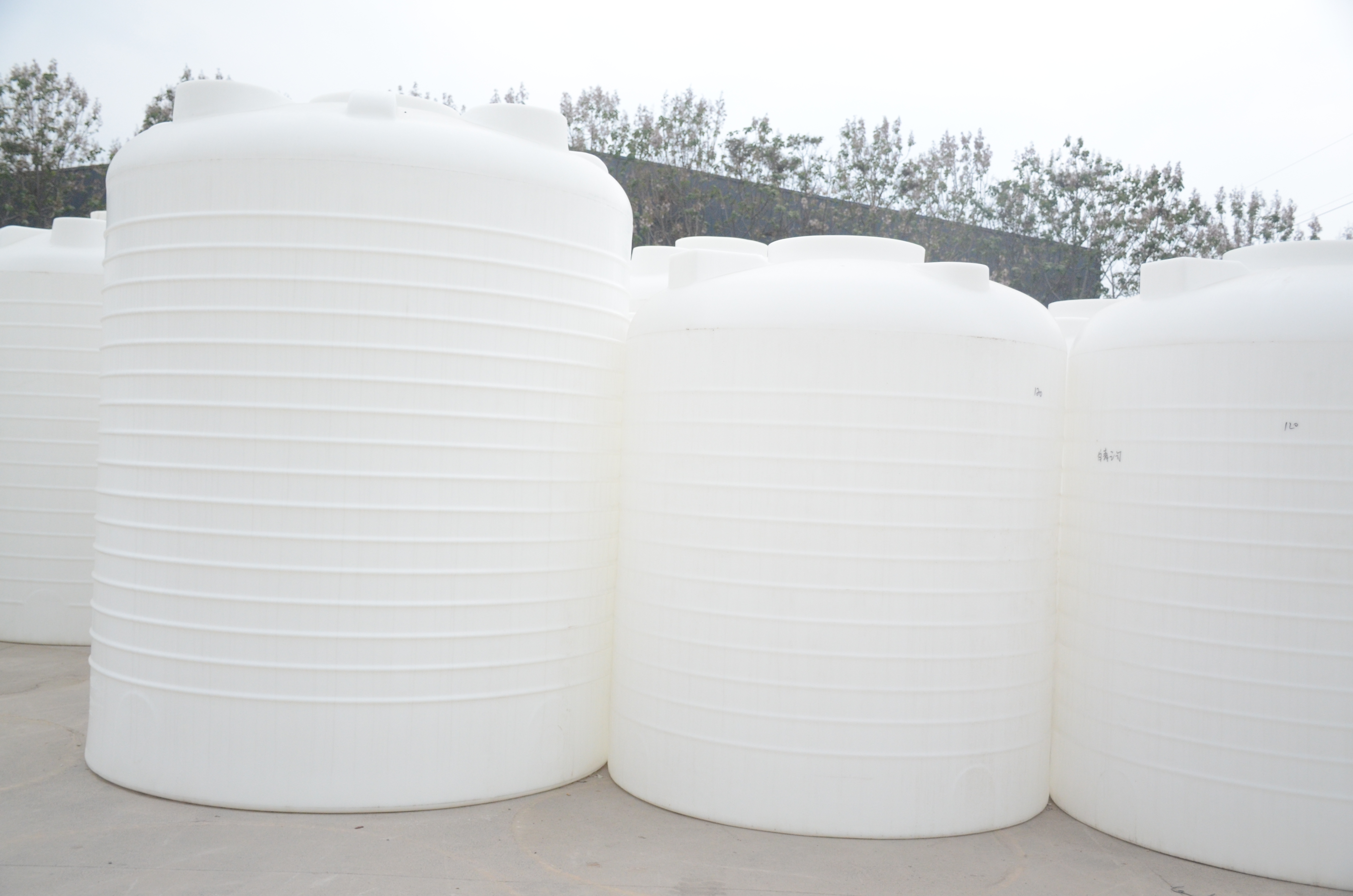赤峰PE水箱 塑料水桶 塑料搅拌罐 果园储水罐  耐高温 造型美观 一次成型