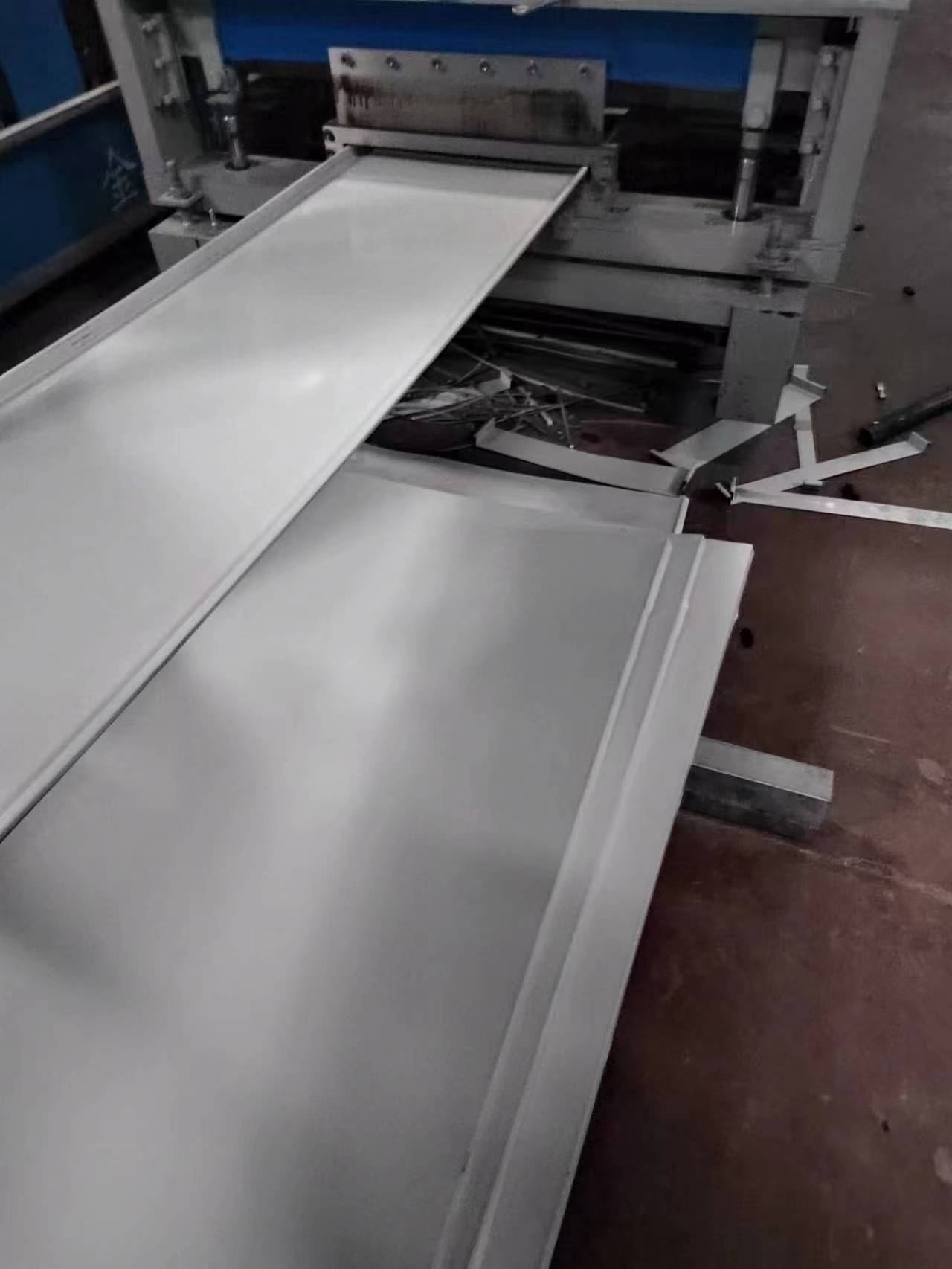 蒙皮板 蒙皮板设备 金硕机械打包箱房蒙皮板设备 蒙皮机