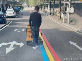 南京道路三色交通标线，热熔彩色交通线，彩虹标识线采用热熔标线涂料喷涂图片
