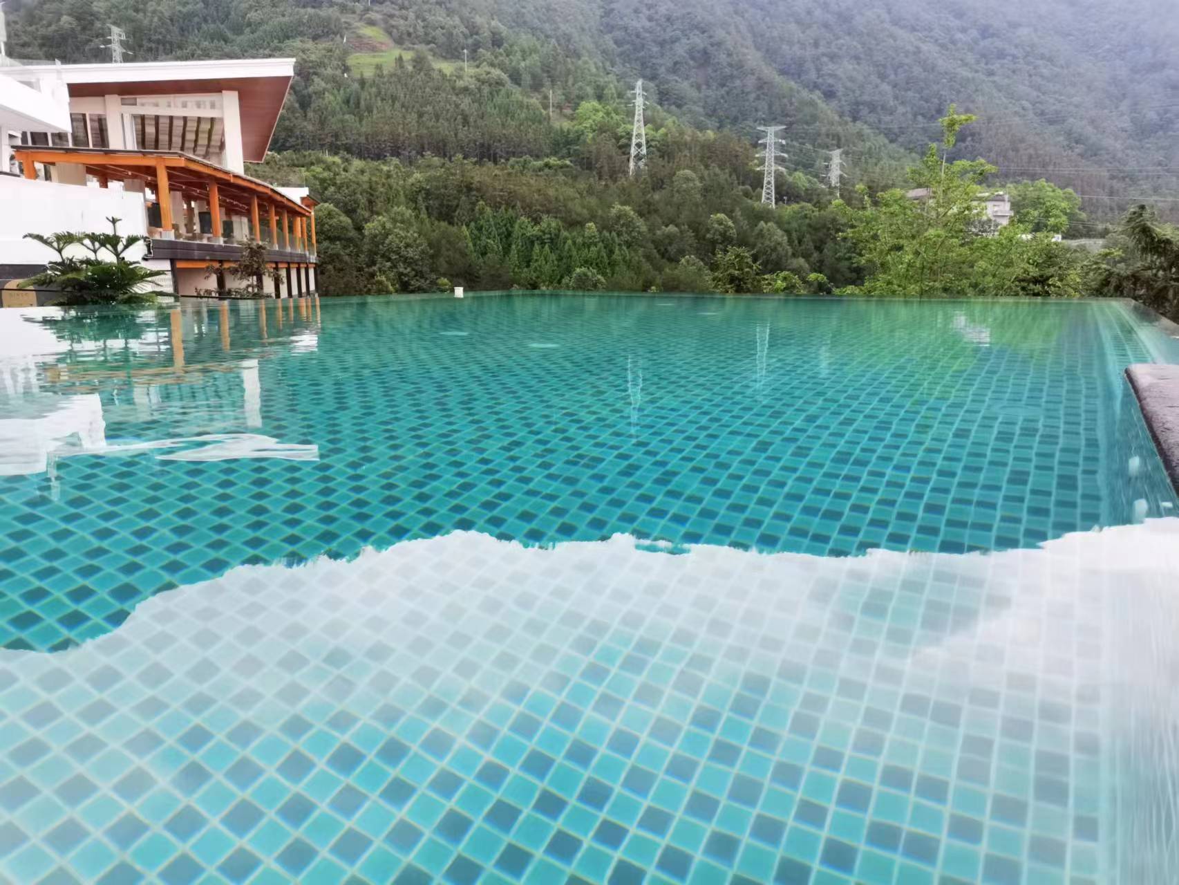 云南大理无边泳池设计无边泳池循环系统亚克力无边泳池