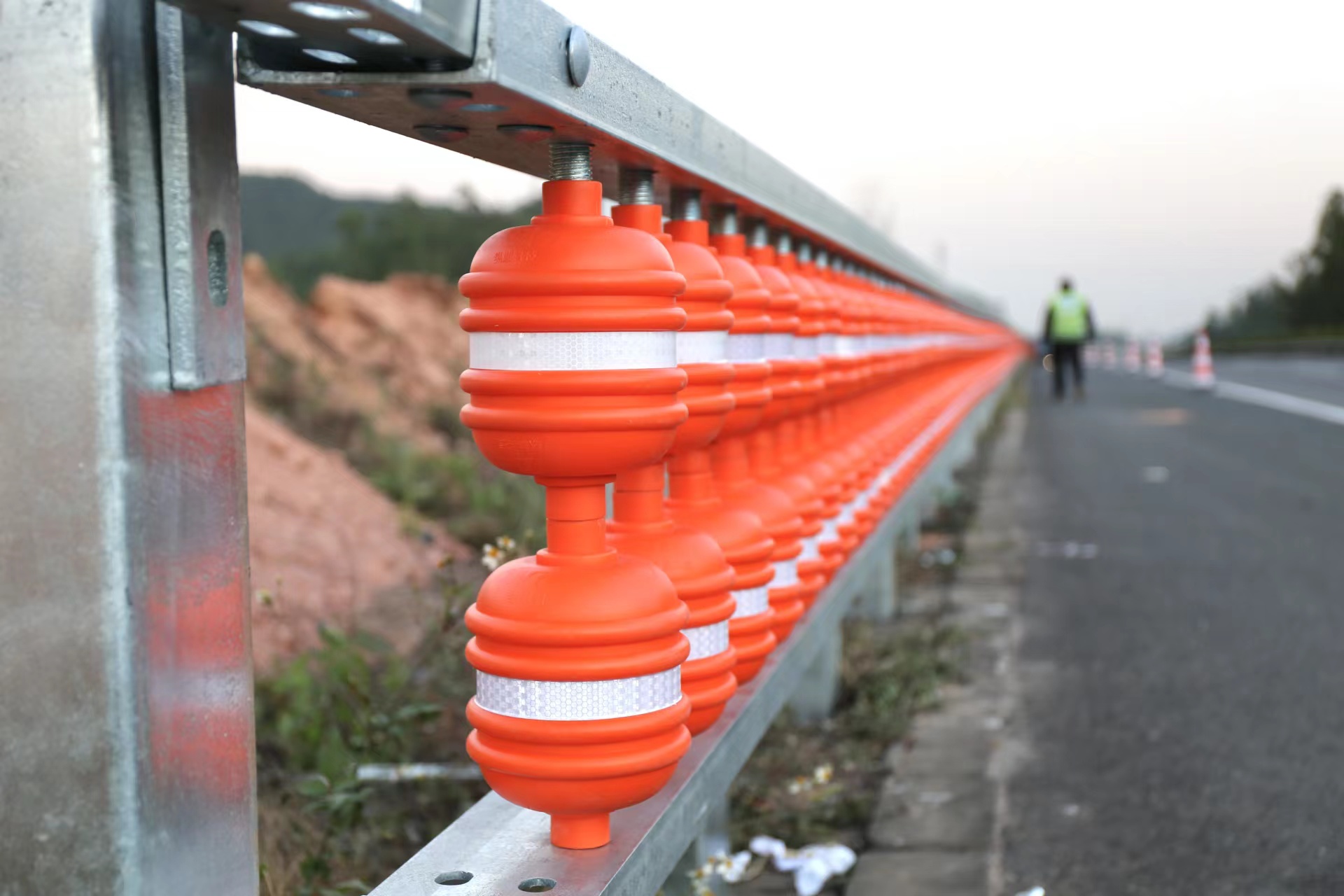高速公路弹性转子护栏工程厂家施工安装、新型弹性转子护栏可有效避免二次事故发生图片