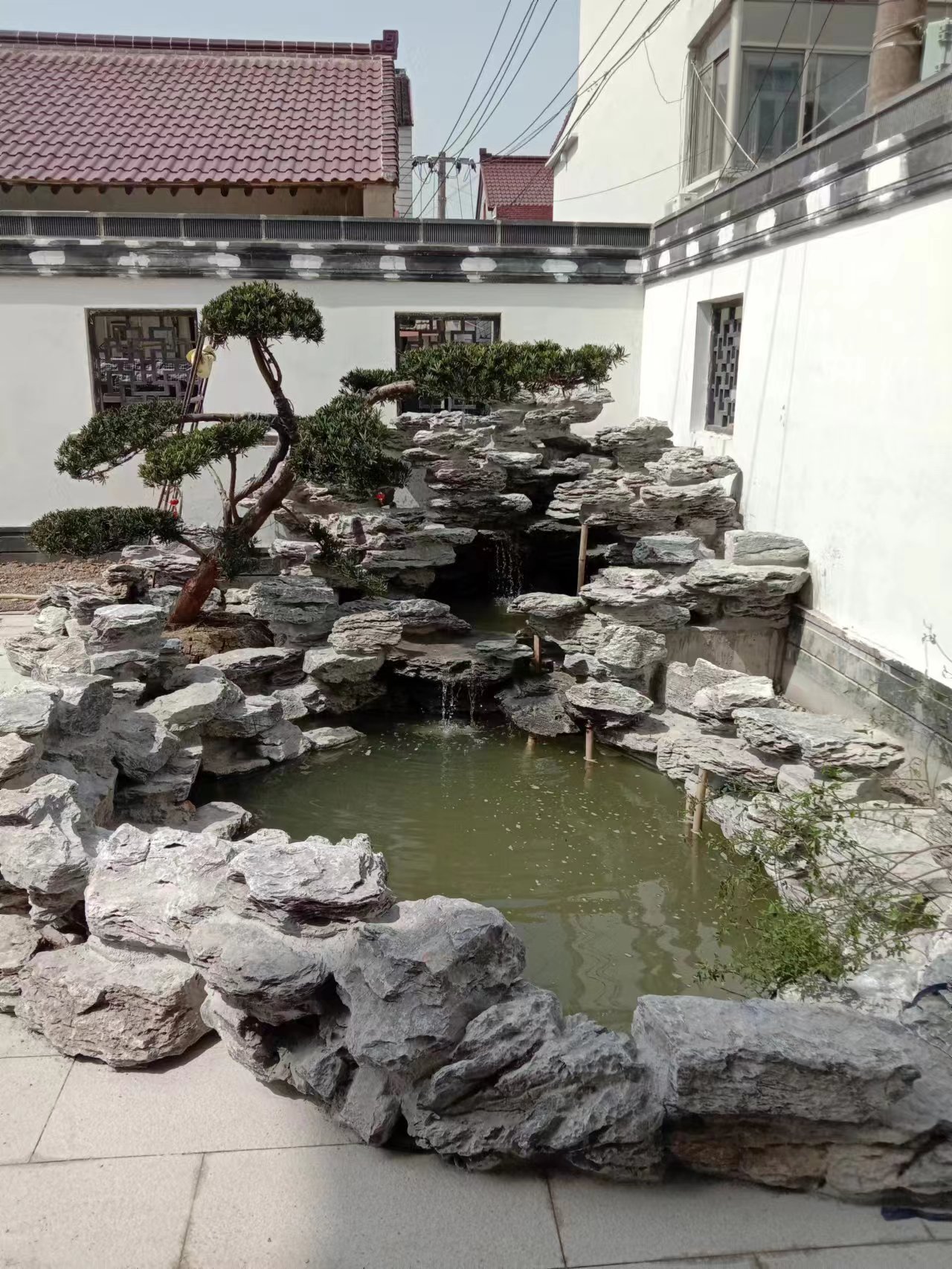 上海市上海别墅花园锦锂鱼假山水池施工厂家