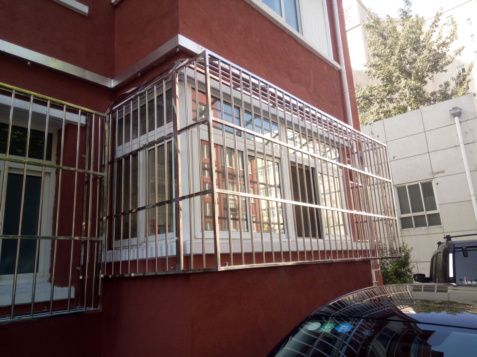 北京通州张家湾定做阳台窗护窗安装防护栏围栏图片
