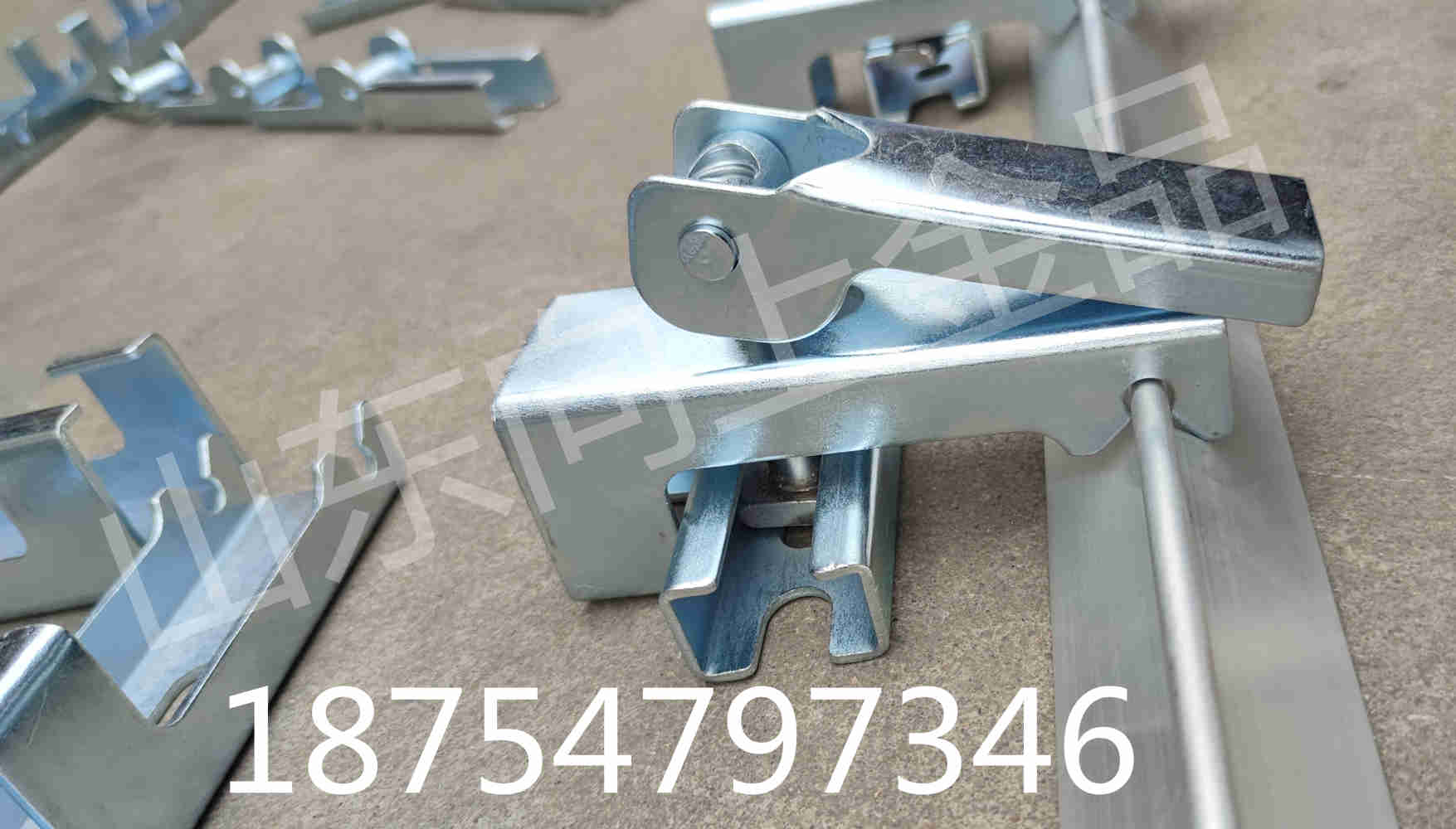 夹持器角铝销售 M16不锈钢螺栓 镀锌材质夹持器图片