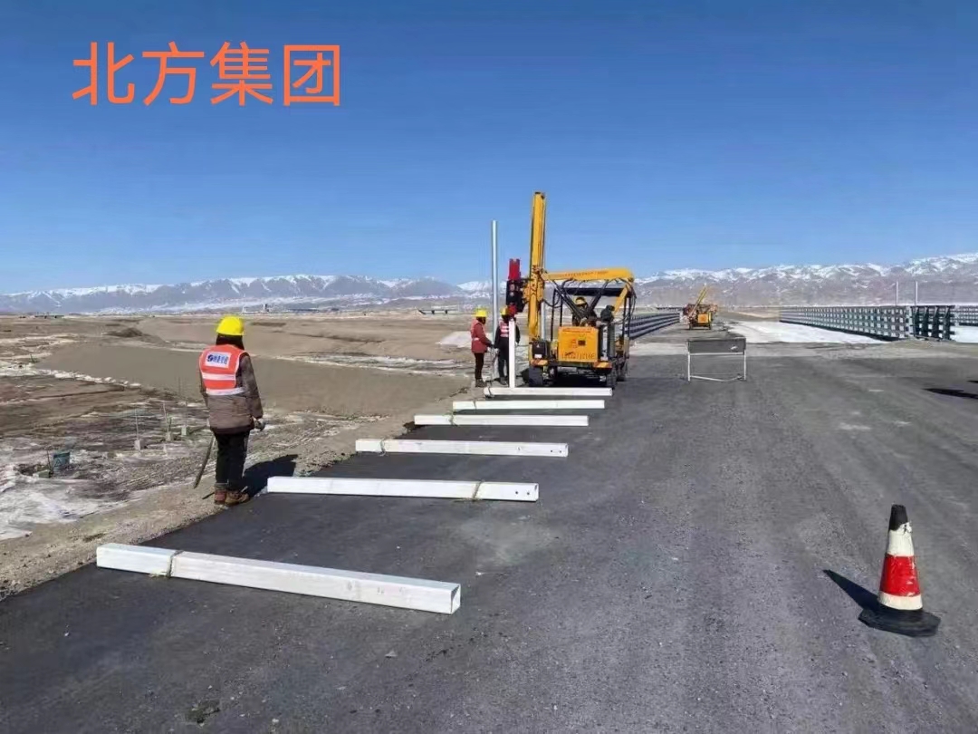 高速护栏安装工程施工现场.新疆高速护栏安装价格多少钱一米