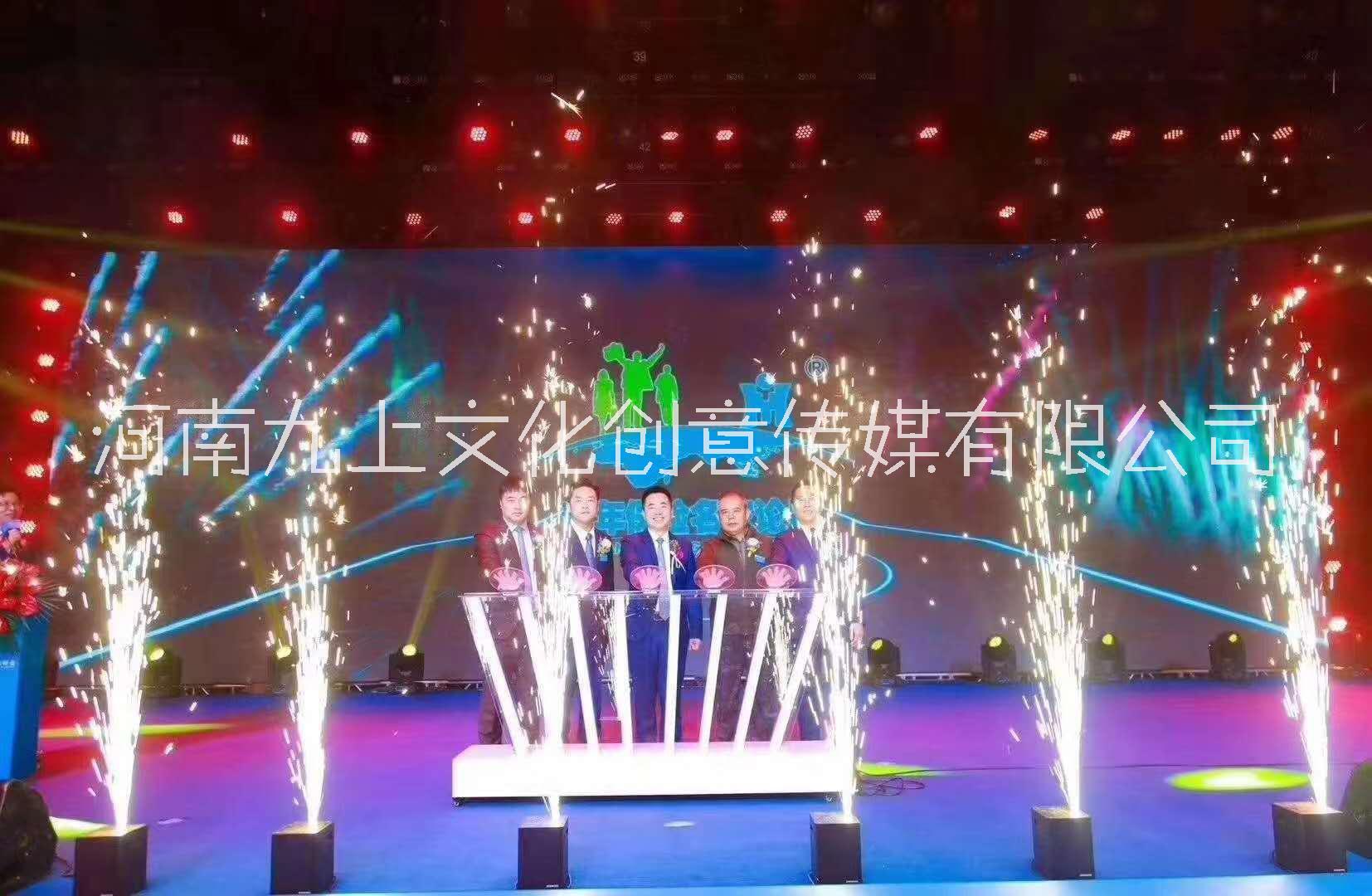 郑州市河南跨年晚会舞台启动道具飞天彩虹 冷烟瀑布 喷花机出租厂家