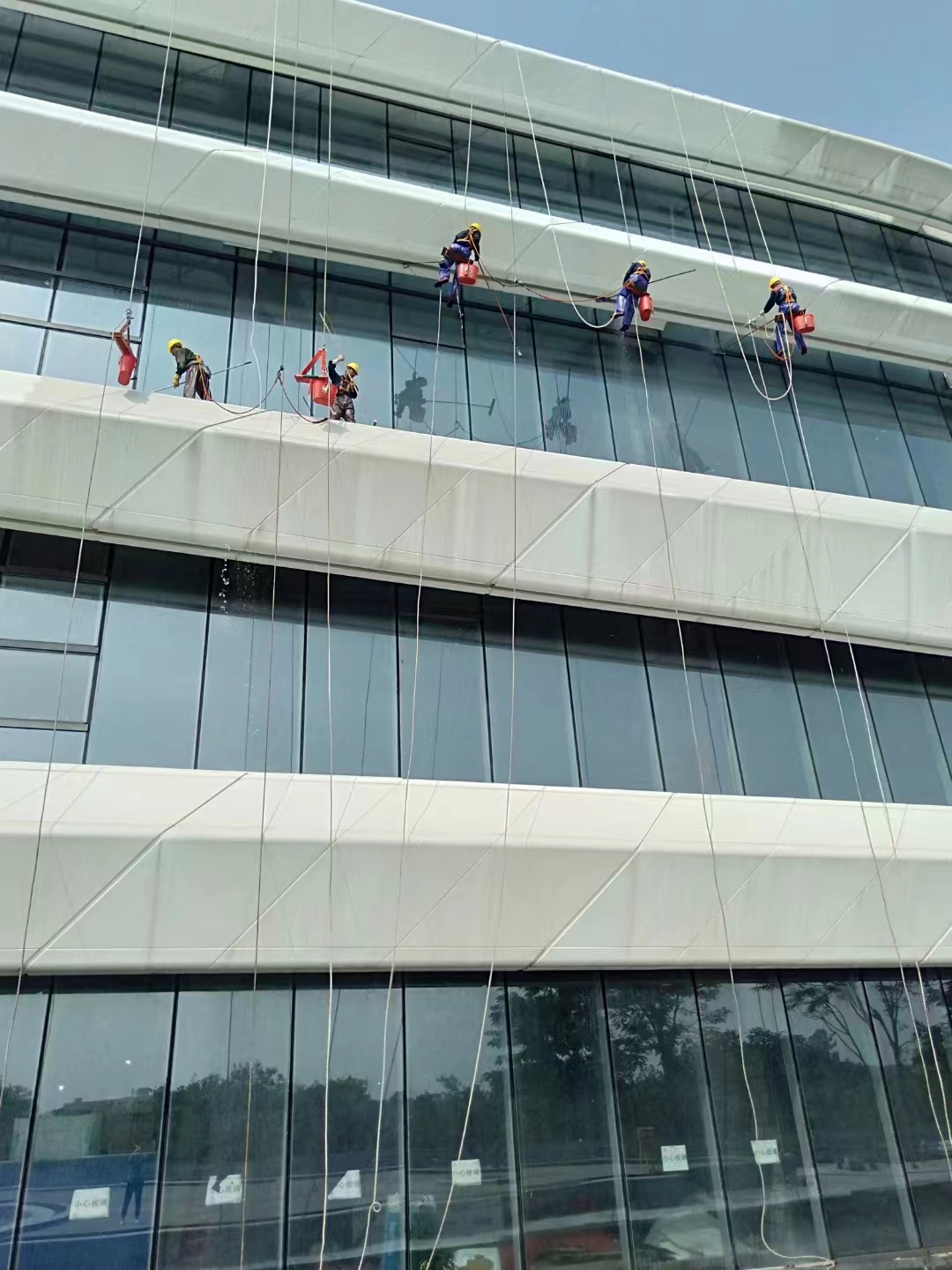 广东东莞高空建筑玻璃清洗 墙面清洁 大厦外墙清洗专业施工团队