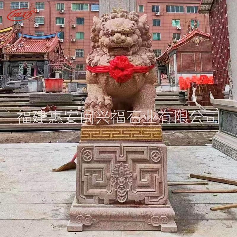 福建厂家印度红石雕狮子乔迁开业瑞兽石岛红石狮子动物雕塑摆件供应