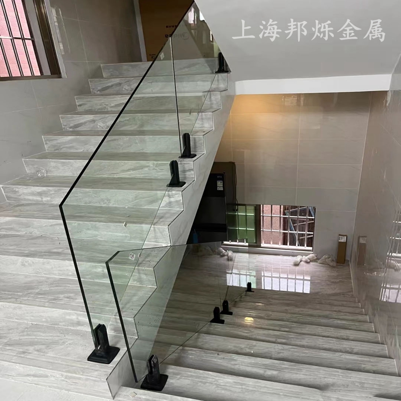 上海市304不锈钢楼梯护栏扶手u型槽阳台钢化玻璃栏杆别墅围栏立柱装现代厂家