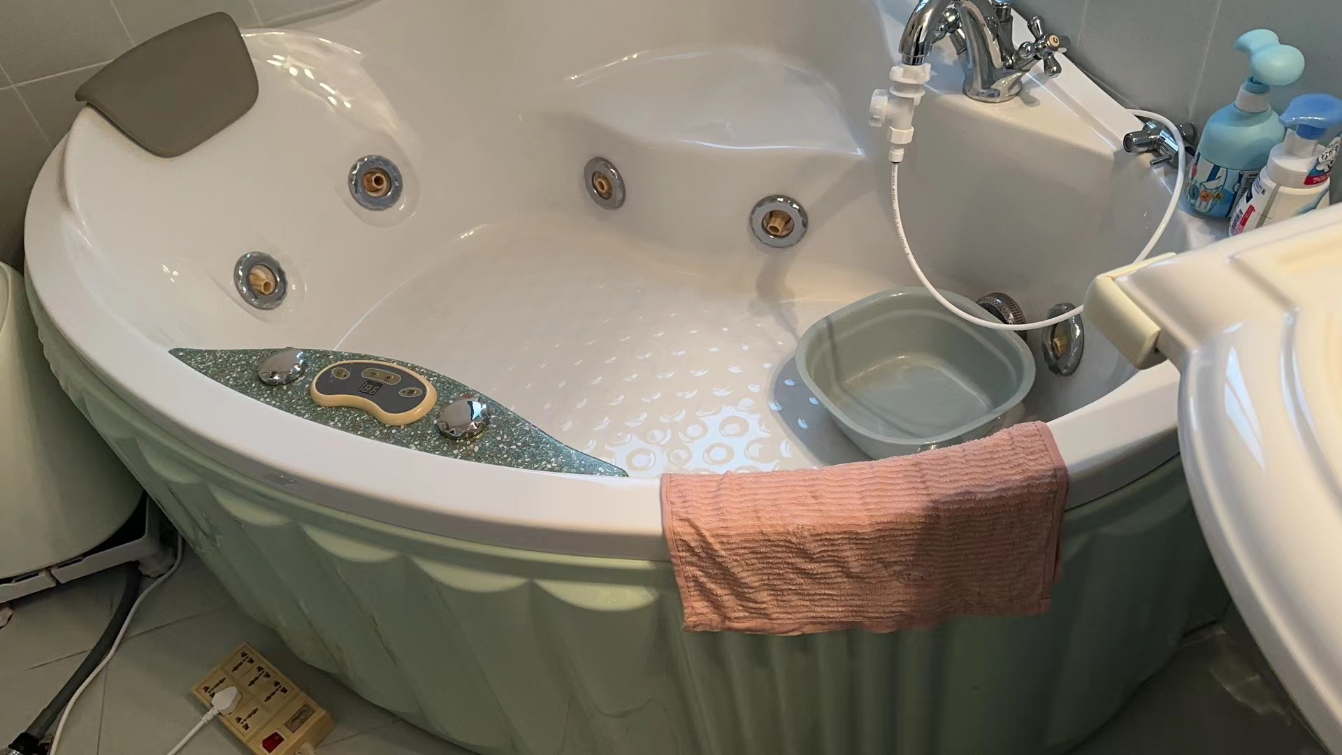 科勒浴缸维修、上海科勒浴缸漏水维修、浴缸电机维修更换