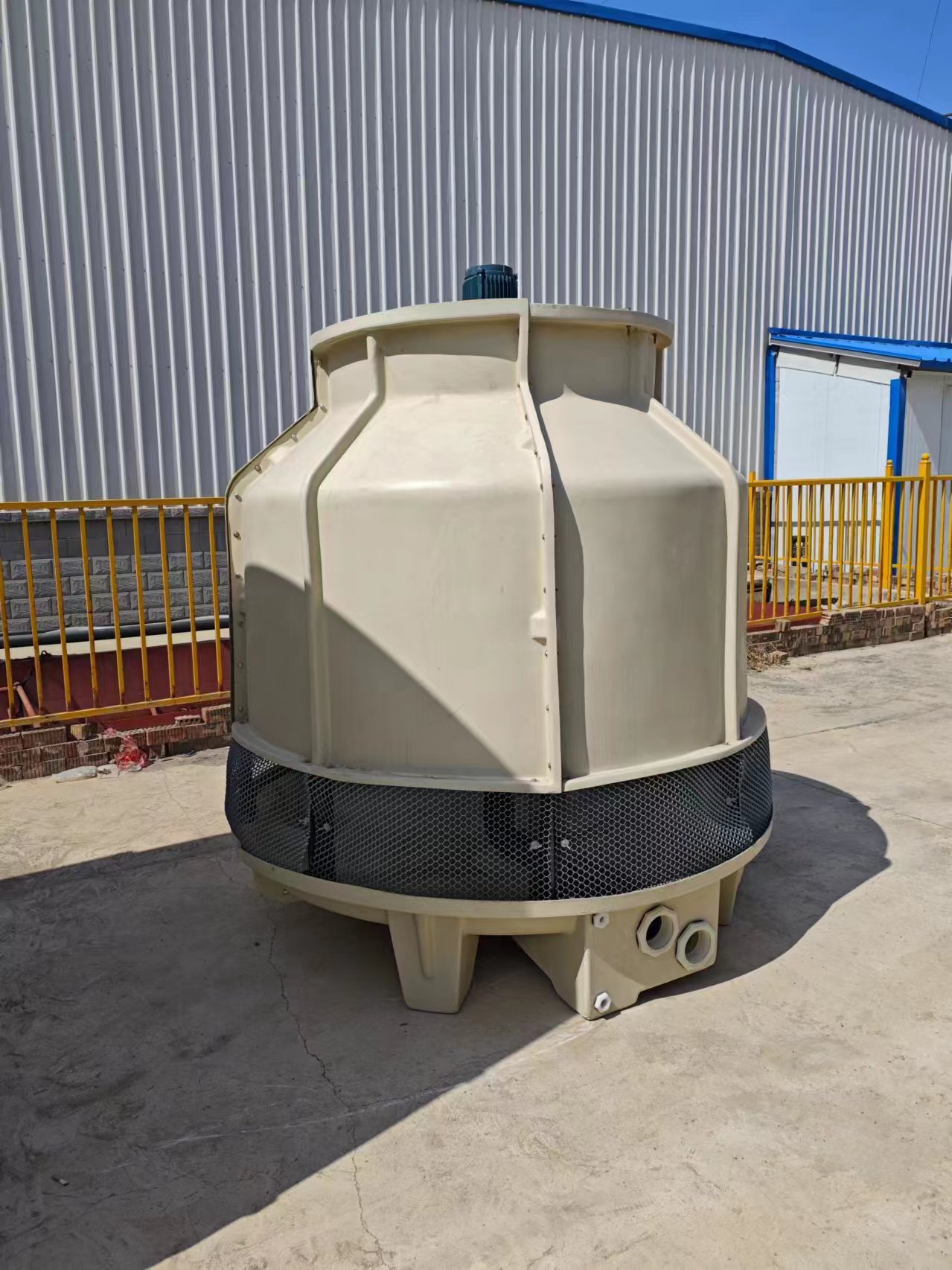 供应吐鲁番各种冷水塔方形圆形横流逆流工业型玻璃钢冷却塔生产厂家