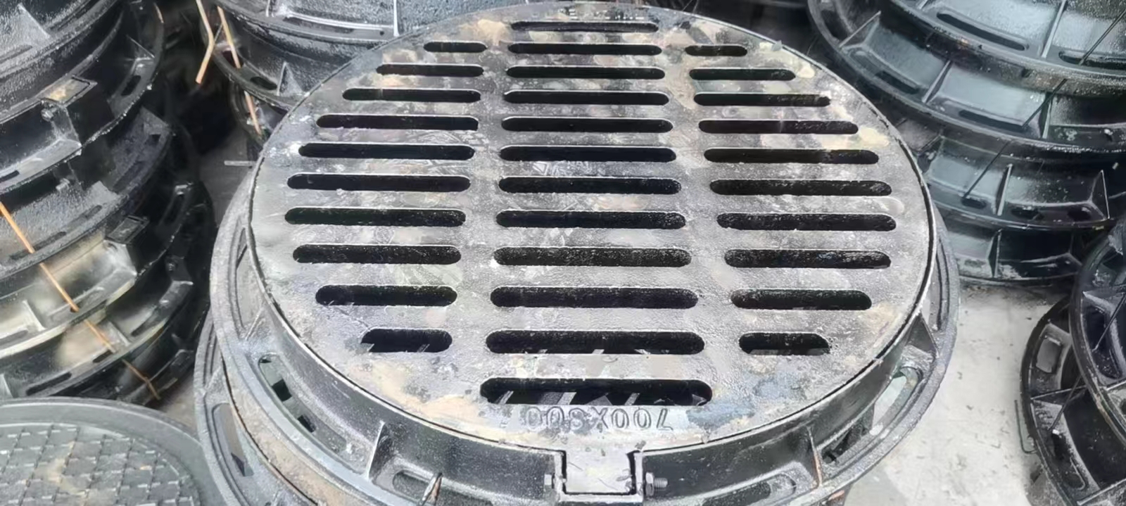上海球墨铸铁井盖现货供应 污水雨水井盖 重型排水铸铁井盖