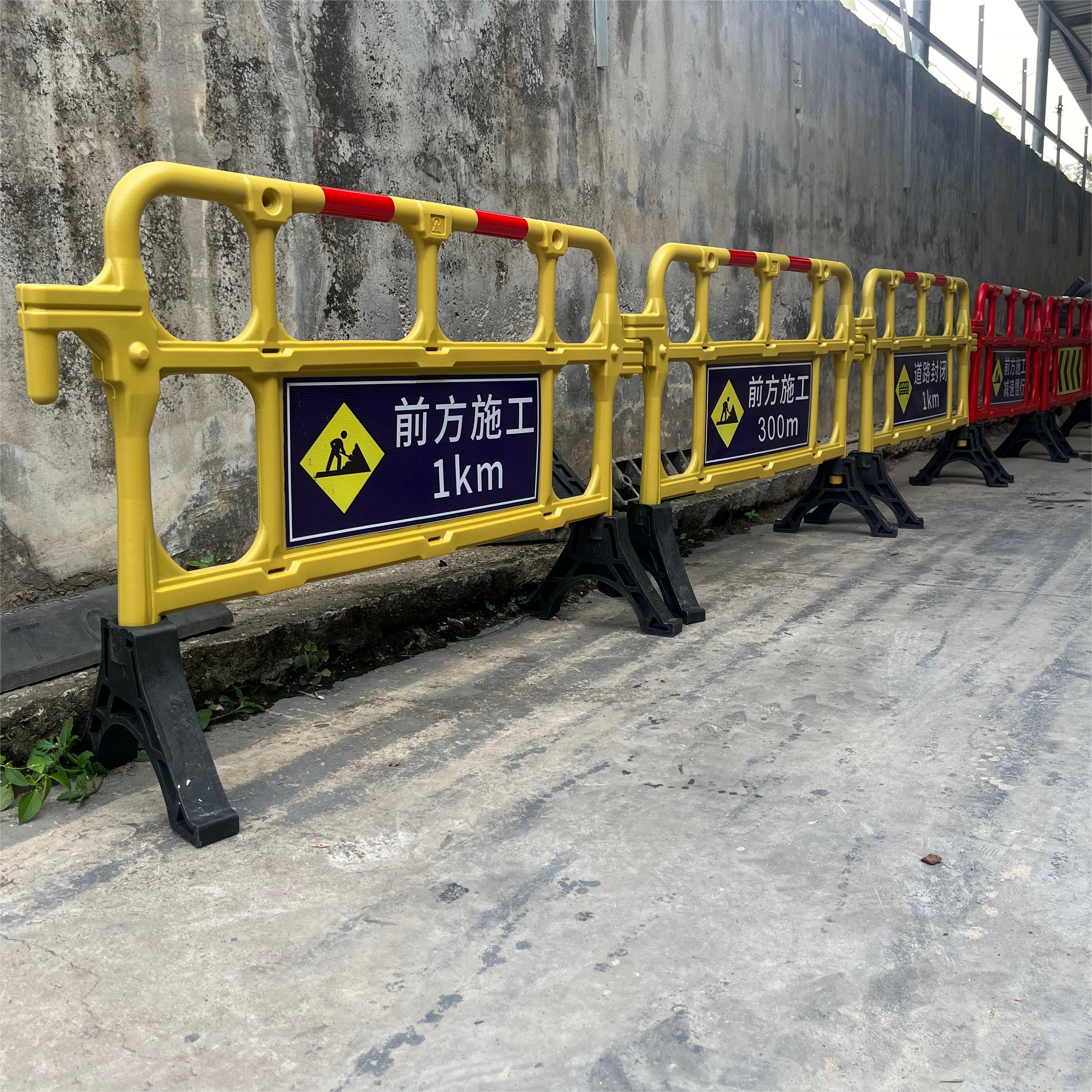 深圳驰路公路塑料护栏全新料塑料胶马 移动护栏 隔离护栏 深圳驰路隔离护栏