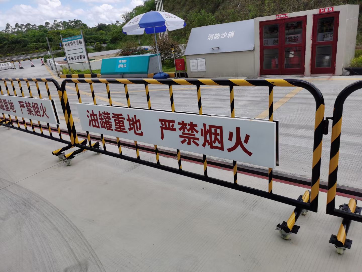 深圳驰路护栏怎么做政交通扁铁栏杆黄色底座人车分流栏 公路边护栏多少钱图片